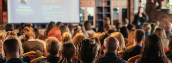 Événement d’entreprise : participants attentifs dans une grande salle de conférence corporate animée